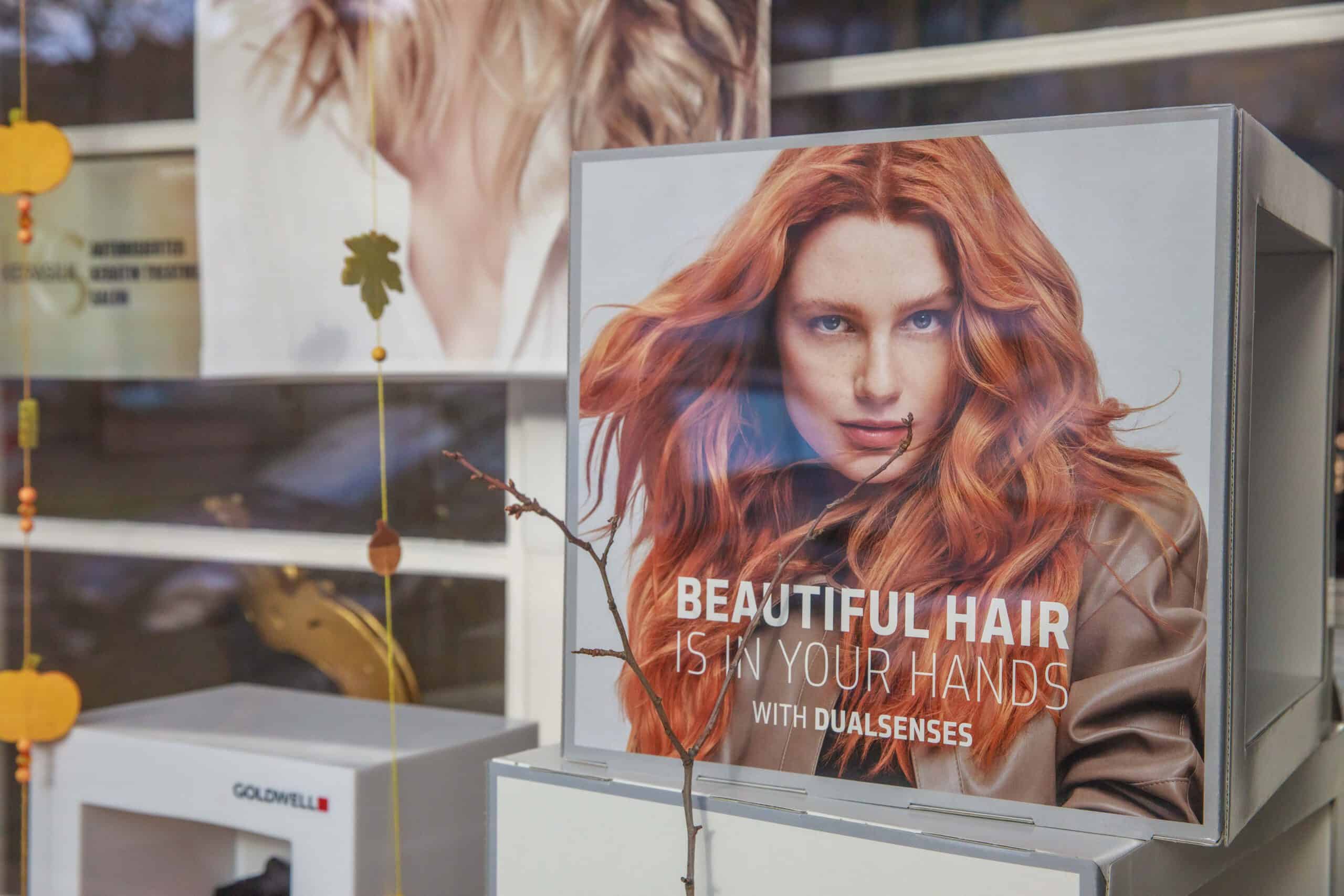 Schaufenster Bild von einer Frau mit rooten Haaren